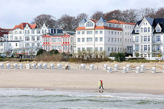 4081 Strand von Heringsdorf, Usedom - Strandkrbe; Strandpromenade - Panorama, Bderarchitektur - Spaziergnger am Meer.