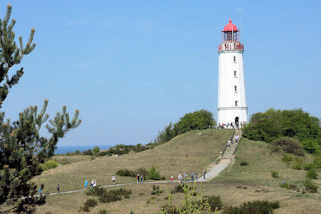 4822 Leuchtturm Dornbusch / Leuchtfeuer Dornbusch/Hiddensee - Ordnungsnummer C 2588; Touristen wandern durch das Naturschutzgebiet zum Leuchtturm - einige stehen auf der Aussichtsplattform.