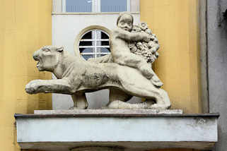 186_3069 Dekorelement an einem Wohnhauser der Stadt Hradec Krlov / Kniggrtz; Architektur der 1920er / 1930er Jahre. Putte mit Frchten / Blumen reitet einen Panter.