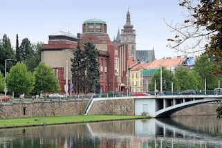 5_3020 Blick ber die Elbe zum Ostbhmisches Museum in Hradec Krlov / Kniggrtz - Entwurf des Architekten Jan Kotěra, moderne tschechischen Architektur, fertig gestellt 1912; Figurenschmuck Vojtěch Sucharda.