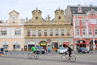 3416 Karlsplatz / Karlovo nměst in Kolin - stdtische Architektur des spten Barock, Renaissance und klassizistischer Historismus. Barockgebude mit Geschften, parkende Autos - FahrradfahrerIn.