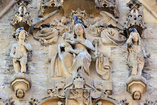 3366 Marienfigur mit Christkind - gekrnt von Engeln; Tauben sitzen auf den Fassadenskulpturen des Steinernen Hauses in Kutn Hora / Kuttenberg. Brgerhaus, errichtet 1489 - Baumeister Briccius Gauske aus Grlitz.