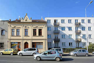 5791 Alt + Neu; schlichter Wohnblock mit Balkons - einstckiges Grnderzeit Wohnhaus mit Stuckelementen; Architektur in Kutn Hora / Kuttenberg.
