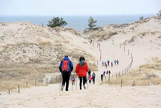 1010 Lontzkedne im polnischen Slowinzischen Nationalpark bei Leba - Gruppen von Touristen wandern durch den Sand Richtung Ostsee.