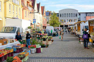 1765 Wochenmarkt - Stnde Am Markt in Lbben (Spree). Gemse, Frchte und Blumen aus der Region.
