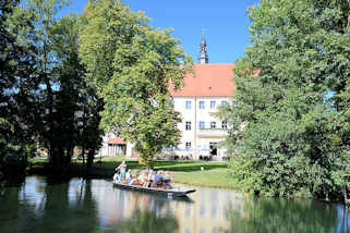 4363 Spreewaldkahn mit Touristen auf einem Kanal in Lbben - Blick zum Schloss Lbben / Stadt- und Regionalmuseum.