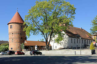 8822 Sptromanischer Amtsturm in Lbz, erbaut 1308. Rechts das barocke Amtshaus - erbaut 1759.