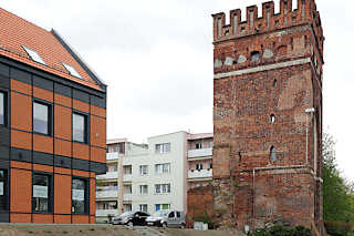 5054 Historischer Befestigungsturm in  Malbork / Marienburg, Polen - Neubauten Wohnhuser.