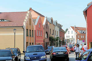 9195 Wohnhuser, Geschfthuser unterschiedliche Architekturformen  - Autoverkehr in der Kurzen Strasse von Malchow.