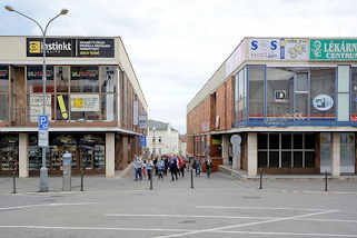 5940 Moderne einstckige Geschftshuser - Einzelhandel, Touristengruppe in Mělnk.