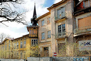 4420 Baufllige Wohngebude - verfallene historische Architektur in Międzyzdroje / Misdroy (Polen)