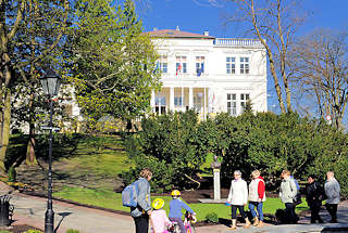 4449 Klassizistische Architektur in Międzyzdroje / Misdroy auf der Insel Wolin - Spaziergnger im Park.