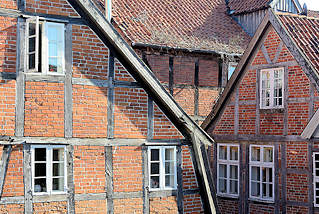 5343 Fachwerkarchitektur Altstadt Mlln - Fachwerk mit Ziegel gemauert, Holzfenster.