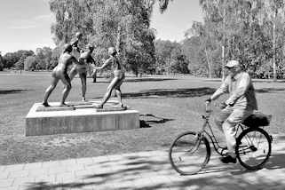 6_8816 Skulptur Handballspielerinnen im Kulturpark Neubrandenburg - Bildhauerin Senta Baldamus. Schwarz Weiss Bild mit Radfahrer.