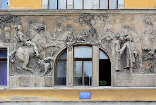3551 Aufwndiges Fassadenfries - Wandrelief; Hausfassade in  Nymburk / Neuenburg an der Elbe; Darstellung von Elisabeth - Knigin von Bhmen 1311–1330 - die ihren zuknftigen Mann, den 14 jhrigen Johann von Luxemburg mit Gefolge trifft.