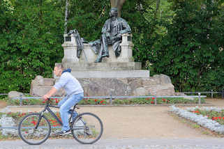 3_7205 Seit 1998 trgt die Stadt Neuruppin offiziell den Beinamen Fontanestadt - der Romancier Theodor Fontane wurde 1819 in Neuruppin geboren. Das Denkmal wurde 1907 eingeweiht - Bildhauer Prof. Max Wiese.