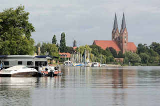 6999 Ufer mit Bootssteg und Segelbooten am Ruppiner See. Kirchtrme der Klosterkirche St. Trinitatis von Neuruppin.