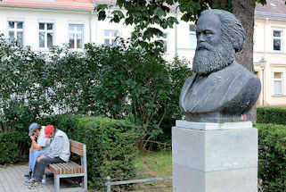 7069  Karl Marx Bronzebste in Neuruppin - Knstler Fritz Cremer.