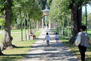 26_7575 Fugnger in der Lindenallee zum Hebetempel im barocken barocken Teil des Neustrelitzer Schlossparks - Bauwerk des Klassizismus.