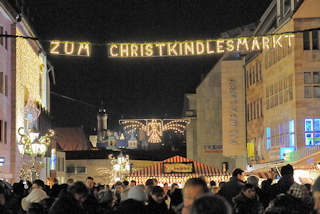 2242 Leuchtschild "Zum Christkindlesmarkt" - Menschengedrnge; im Hintergrund die beleuchtete Burg von Nrnberg.