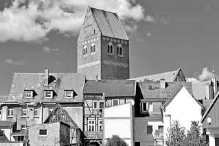 8604 Dcher der Neustadt in Parchim - historische Huser; Kirchturm der St. Marienkirche - Schwarz Weiss Bild.