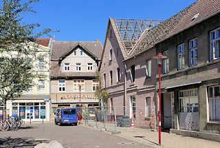 8622 Restaurierte und verfallene Gebude in Parchim - Lange Strasse.