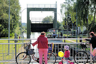 8670 Schleuse des Elde-Mritz-Wasserwegs in Parchim, das Schleusentor ffnet sich.