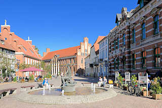 8686 Historische Gebude am Schumarkt in Parchim - im Hintergrund das Rathaus der Stadt.
