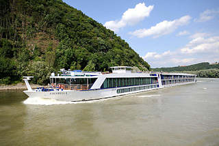 3279 Flusskreuzfahrtschiff AMABELLA auf der Donau vor Passau - das 135m lange und 11,40m breite Fahrgastschiff kann 162 Passagiere an Bord nehmen.