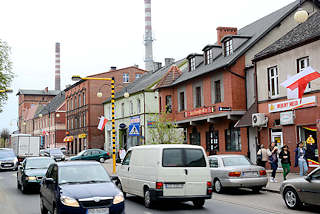 0019 Autoverkehr - Durchgangsstrasse in Pelplin, Polen - Gebude unterschiedlicher Architektur; Geschfte.