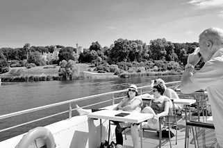 2388 Blick vom Ausflugsboot ber die Havel, Tiefer See zum Babelsberger Park - zwischen Bumen das denkmalgeschtzte Schloss Babelsberg in Potsdam. Seit 1990 gehrt der Park Babelsberg  zum UNESCO Welterbe.