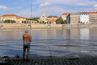 8240018 Angler am Ufer der Moldau - am anderen Ufer Promenade und Huser von Prag.