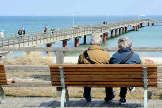 4527 Seebrcke im Ostseebad Prerow - ein Paar sitzt auf einer Holzbank und blickt auf die Ostsee.