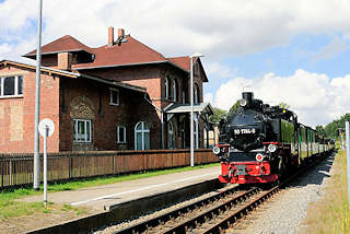 3480 Bahnhof Lauterbach Rgen / das Gebude steht unter Denkmalschutz; die Bahnstrecke ist 1890 eingerichtet worden. Historische Lokomotive, Eisenbahnzug / Dampflok 99 1784-0, erbaut 1953 - Rasender Roland, ehem. Rgensche Bderbahn.