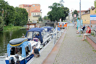 1918 Stadthafen von Rathenow an der Havel - Liegepltze fr Gastlieger mit Stromanschluss; Motorboote und ein Hausboot liegen am Steg - im Hintergrund die Stadtschleuse.