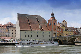 2967 Fahrgastschiff mit Touristen auf der Donau - das Ausflugsschiff hat die Steinerne Brcke durchfahren - re. der Brckturm und am Donauufer das Salzstadl - erbaut 1620 zur Lagerung von Salz.
