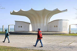 5027 Musikpavillon / Kurmuschel am Ostseestrand / Strandpromenade von Sassnitz; Entwurf 1986 Prof. Dietmar Kuntsch - Realisierung durch Otto Patzelt und Ulrich Mther.