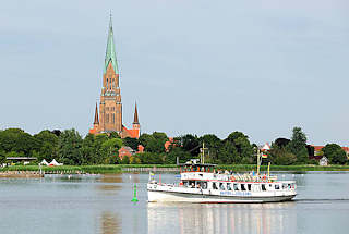 1053 Ausflugsschiff Wappen von Schleswig auf der Schlei - an Land die Trme vom St. Petri Dom.