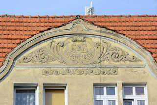 2829 Wohnhaus in Striegau / Strzegom - Grnderzeitarchitektur; Giebel mit Arabesken und Monogramm, gegrndet 1832.
