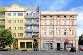5371 Wohnhuser in Striegau / Strzegom; sozialistische Architektur mit farbiger Fassade, Balkons - mehrstckiges Grnderzeitgebude.