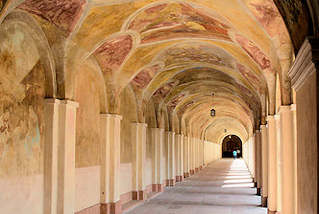 0367 Farbenprchtige Barockgemlde an der Decke vom Kreuzgang des Klosters.