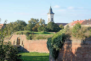 3606 Blick ber die Festungsanlagen  Terezin, Theresienstadt; Kirchturm der 1805 erbauten Garnisionskirche.