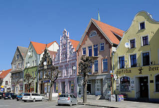 4455 Historische Hausfassaden, Brgerhuser am Marktplatz von Trzebiatow / Treptow an der Rega; restauriert - farbige Fassaden.