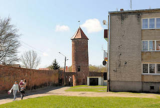 4485 Baszta Kaszana - Pulverturm Trzebiatow / Treptow an der Rega; zylindrische Turm mit einem Durchmesser von vier Metern und einer Hhe von 14 Metern, Backsteinturm - Teil der historischen Stadtmauer - Neubaublock / Wohnungen; alt - neu.