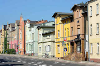 12_7383 Architektur unterschiedlicher Bauformen / Hausgiebel; differenzierte Farbgebung der Hausfassaden; Mozartstrae in Waren / Mritz.
