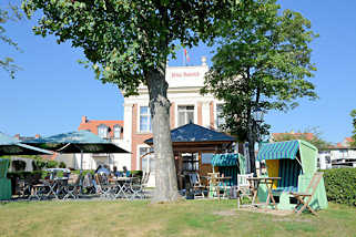 2356 Restaurant und Caf am Ufer der Havel an der Uferpromenade von Werder - Aussengastronomie unter Sonnenschirmen und Strandkrben.