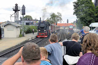 3612  Lokomotive - Dampflokomotiven am Bahnhof Wernigerode - ein Zug der Schmalspurbahn fhrt ab. Schaulustige / Touristen beobachten den Vorgang.