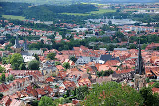 6455 Blick vom Wernigerder Schloss auf die Stadt Wernigerode - re. der Kirchenturm der Liebfrauenkirche; lks. die St. Johanniskirche.