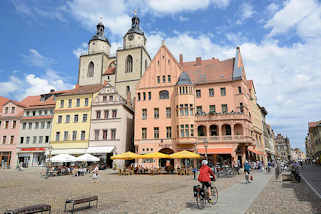 8130 Historische Wohn- und Geschftshuser am Marktplatz der Lutherstadt Wittenberg - Kirchtrme der Stadt- und Pfarrkirche St. Marien.