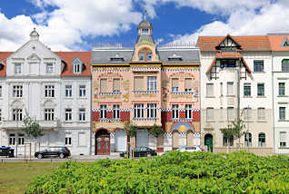4488 Restauiertes, farbenfrohes Jugenstilhaus Vier Jahreszeiten - Haus der Vierjahreszeiten Wittenberge; 1906 als Wohn- und Geschftshaus erbaut.